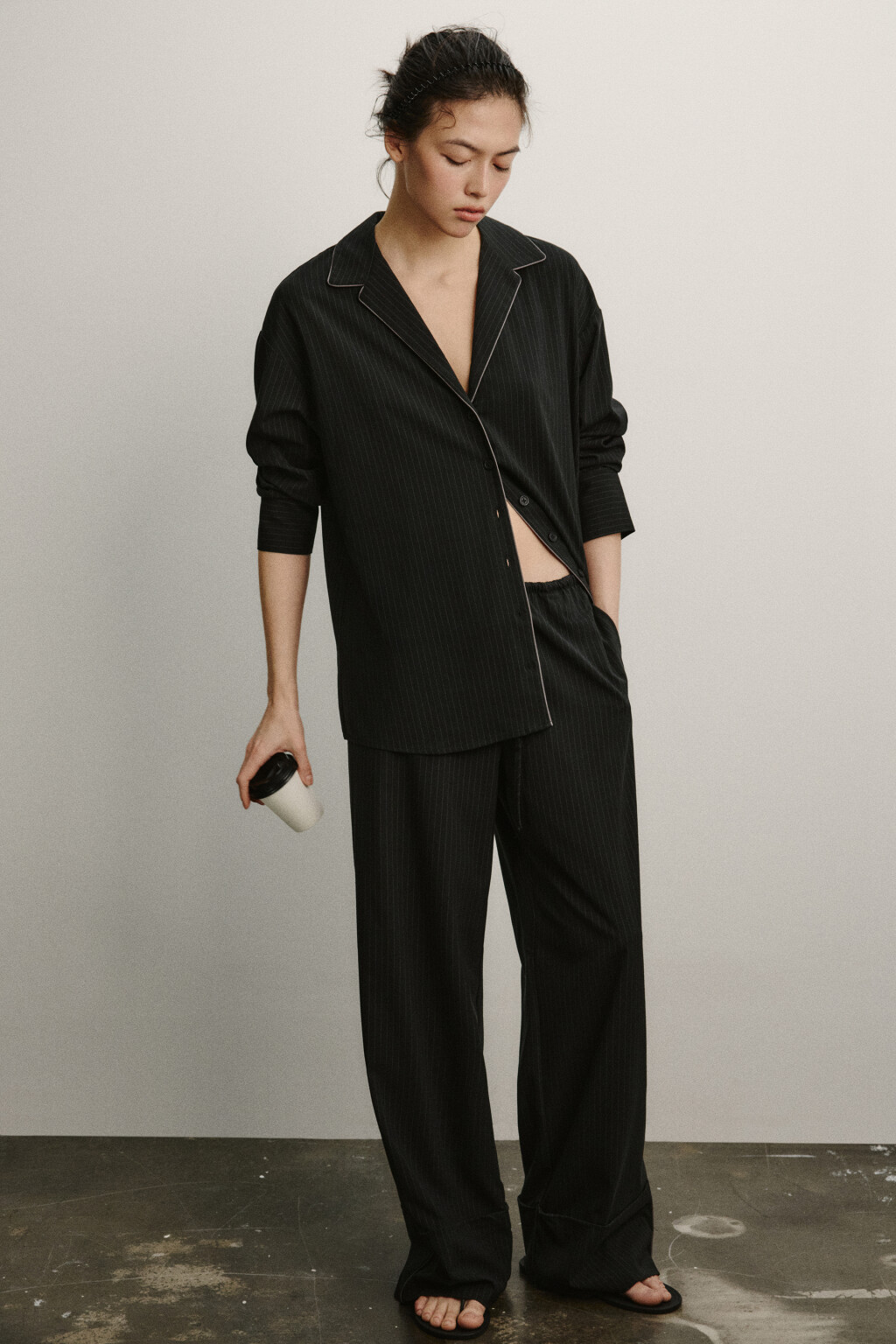 Брюки широкие с подворотами на завязках - цвет черный - 1