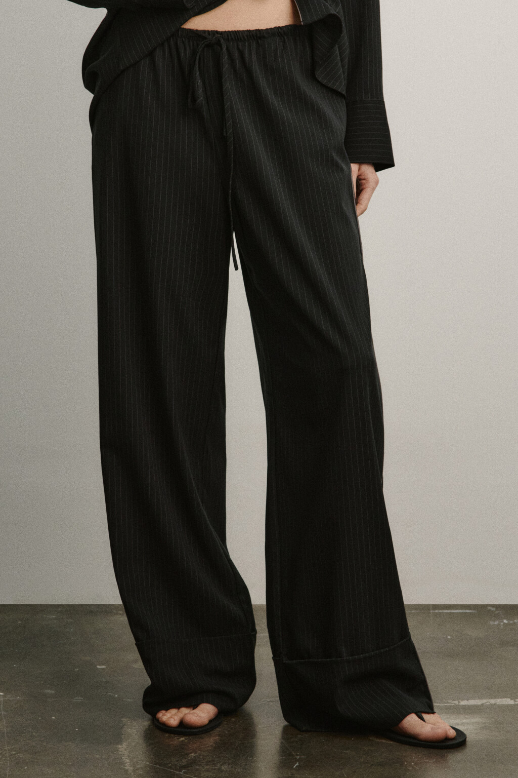 Брюки широкие с подворотами на завязках - цвет черный - 3