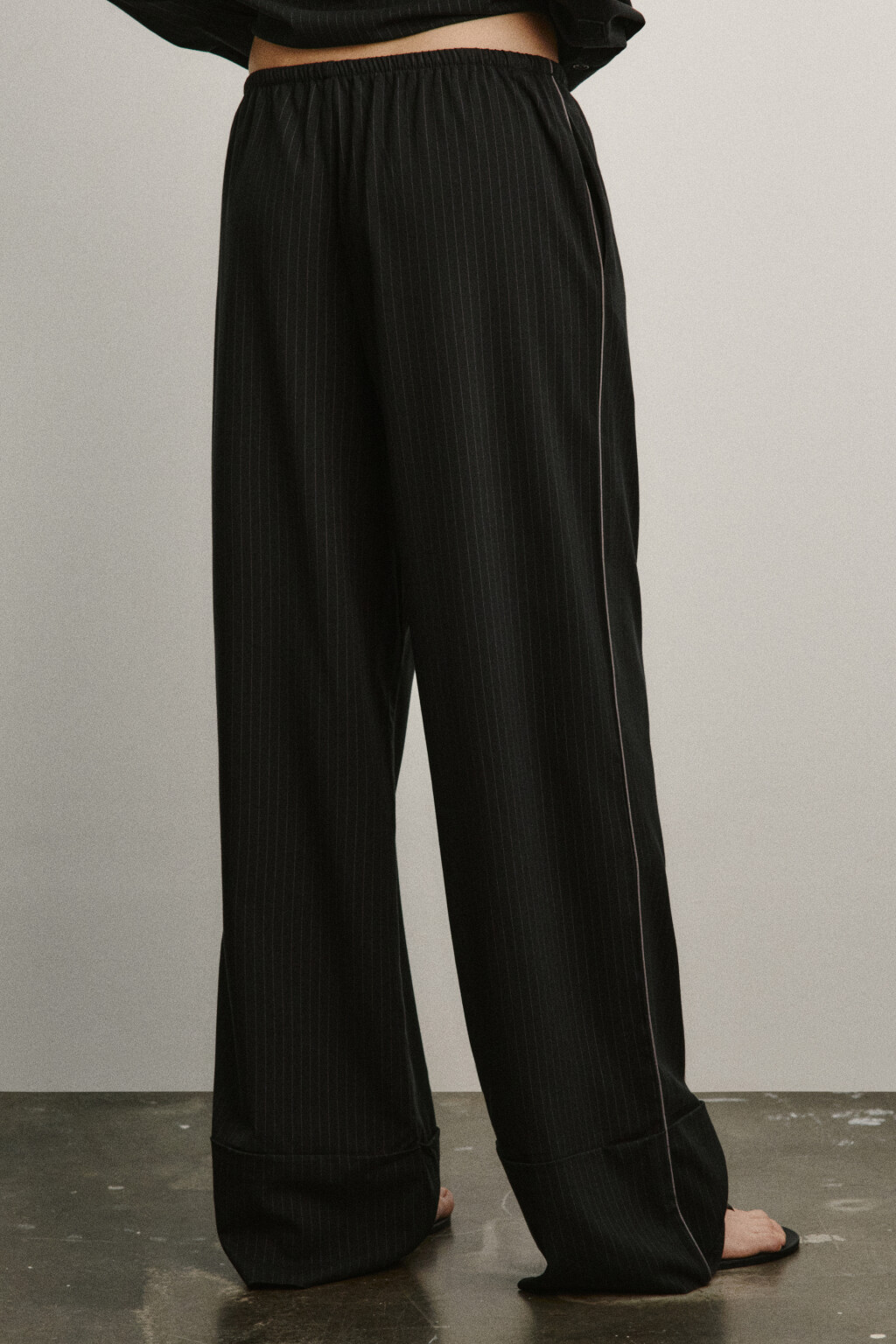 Брюки широкие с подворотами на завязках - цвет черный - 4