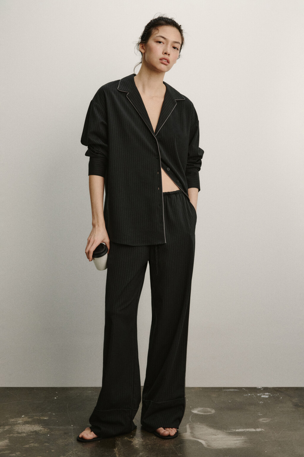 Брюки широкие с подворотами на завязках - цвет черный - 5