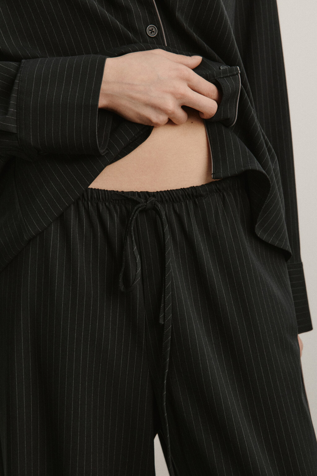 Брюки широкие с подворотами на завязках - цвет черный - 6