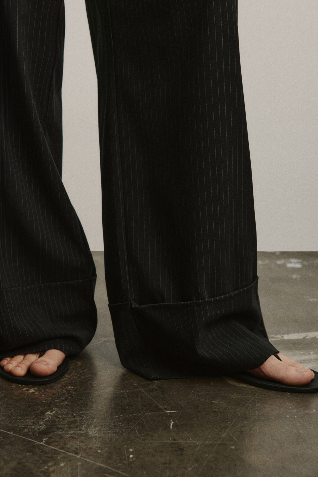 Брюки широкие с подворотами на завязках - цвет черный - 7