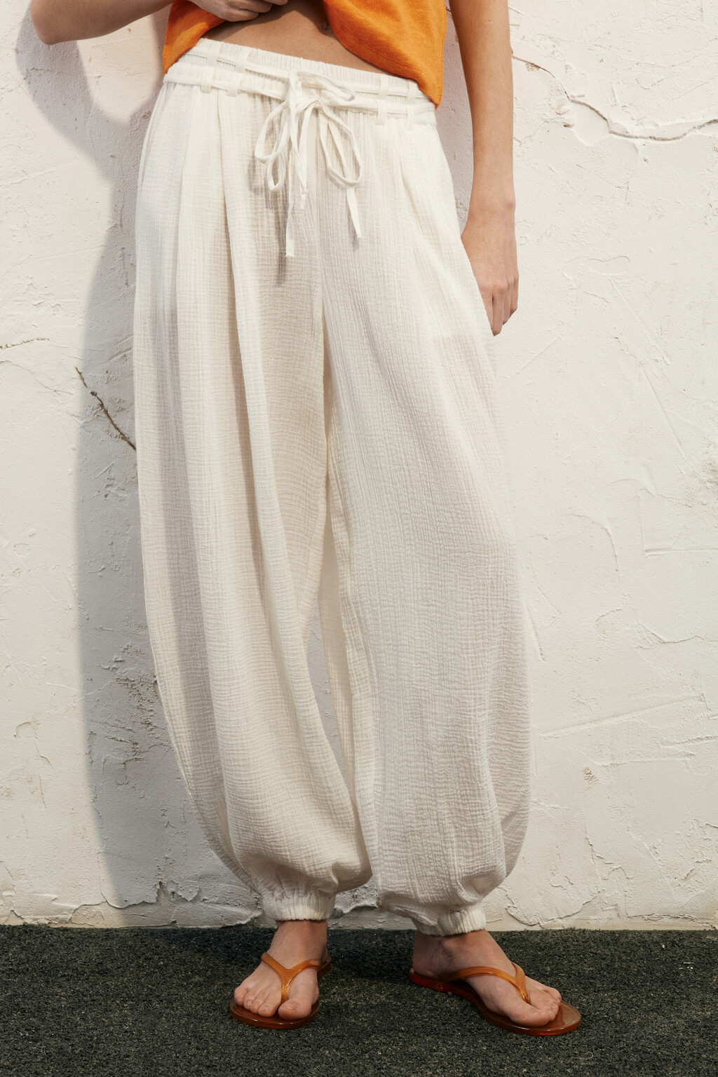 Брюки-аладдины из хлопкового муслина - цвет молочный - 3