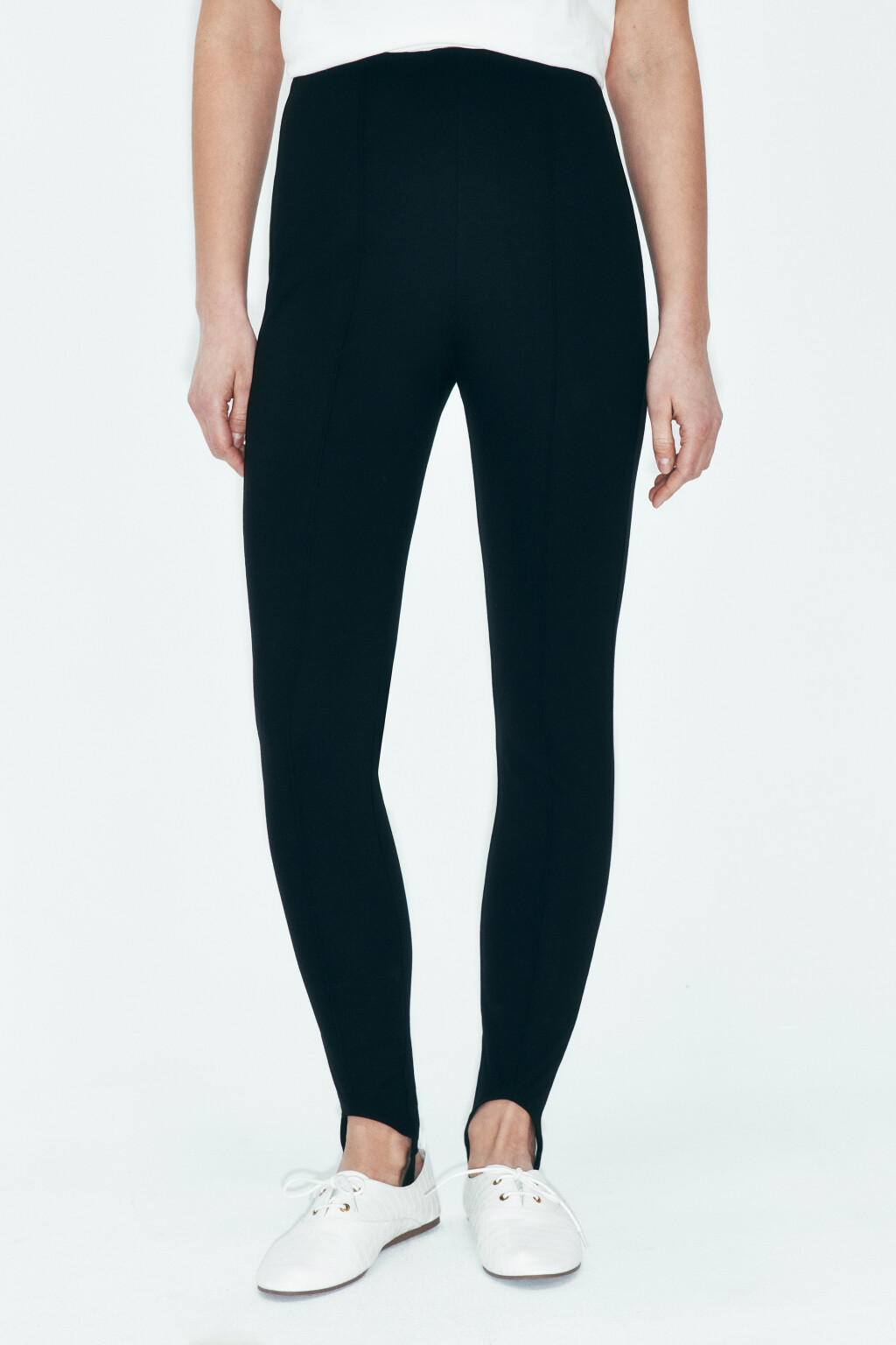 Легинсы облегающие со штрипками - цвет черный - 2