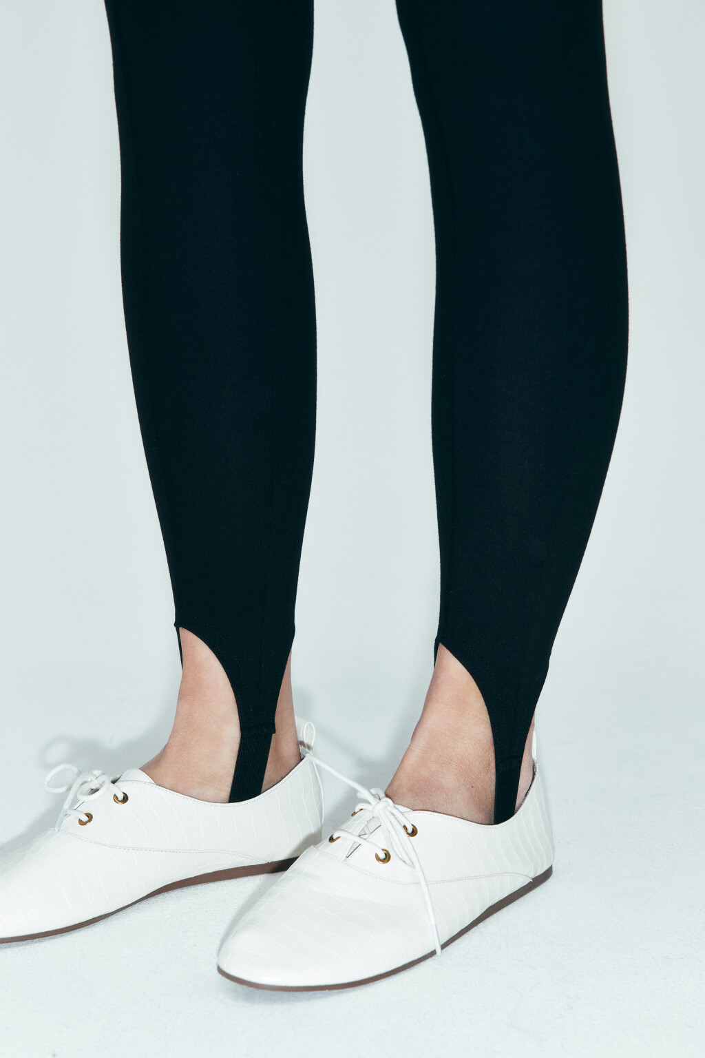 Легинсы облегающие со штрипками - цвет черный - 5