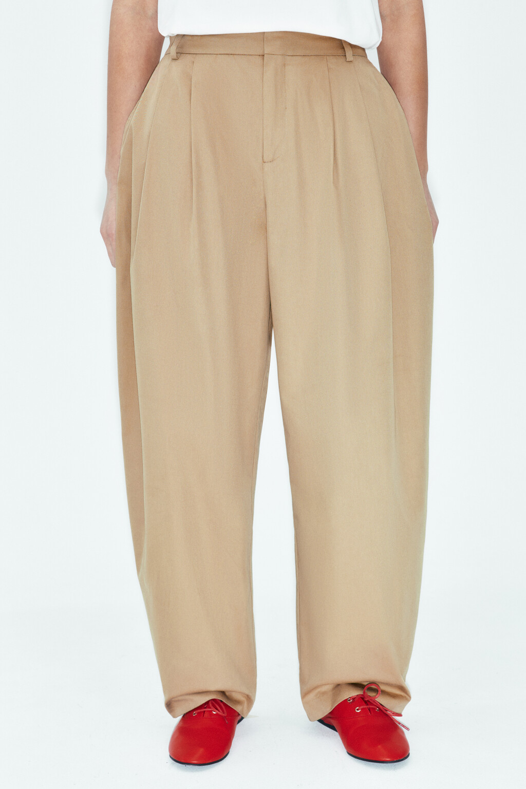 Брюки-баллон костюмные со складками - цвет бежевый - 3