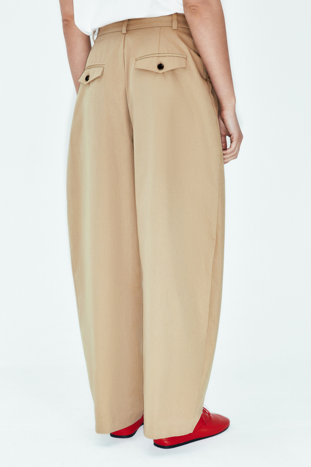 Брюки-баллон костюмные со складками - цвет бежевый - 4