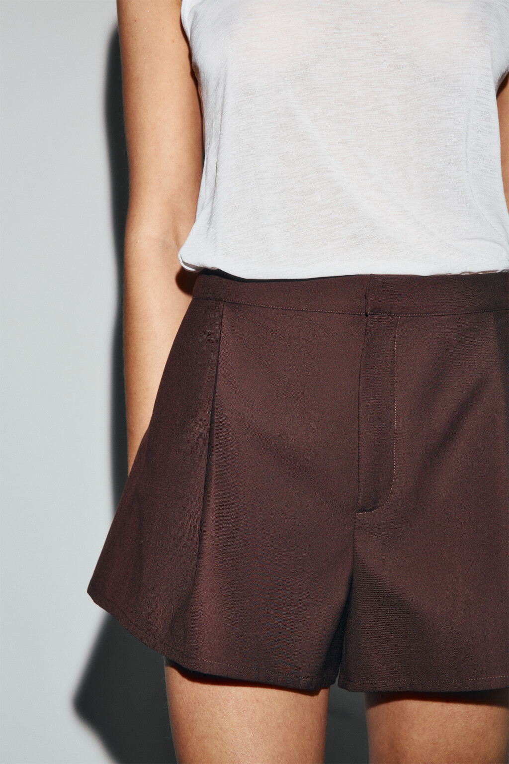 Шорты мини костюмные со складками - цвет коричневый - 7
