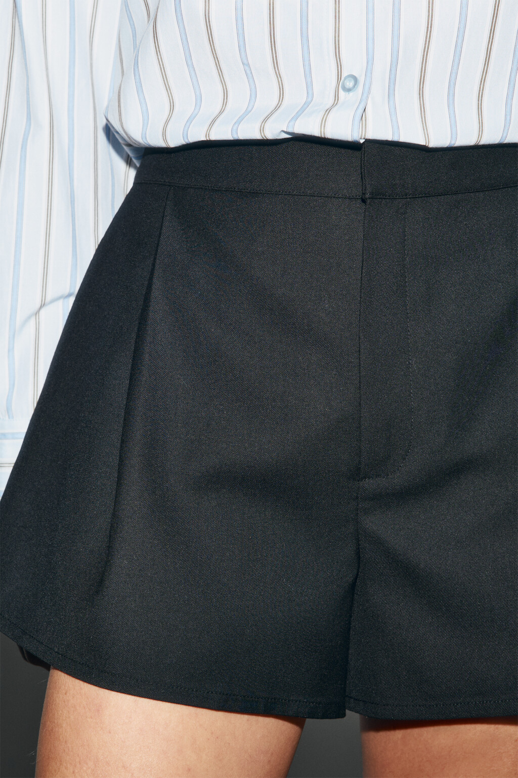 Шорты мини костюмные со складками - цвет черный - 5