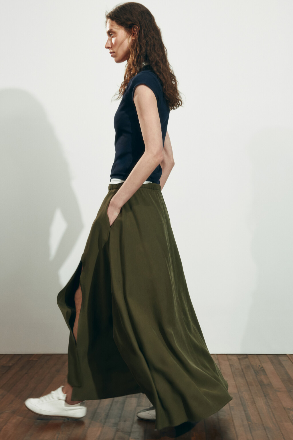 Юбка-трапеция миди в складку с разрезом - цвет зеленый - 2