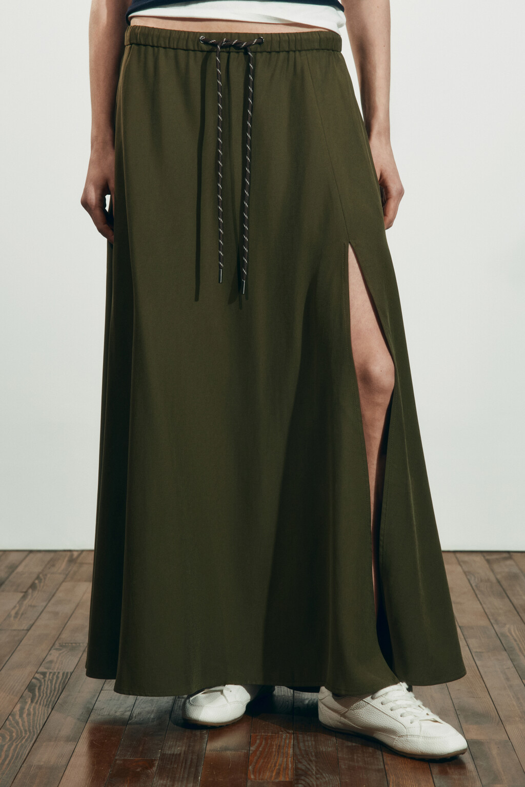 Юбка-трапеция миди в складку с разрезом - цвет зеленый - 3