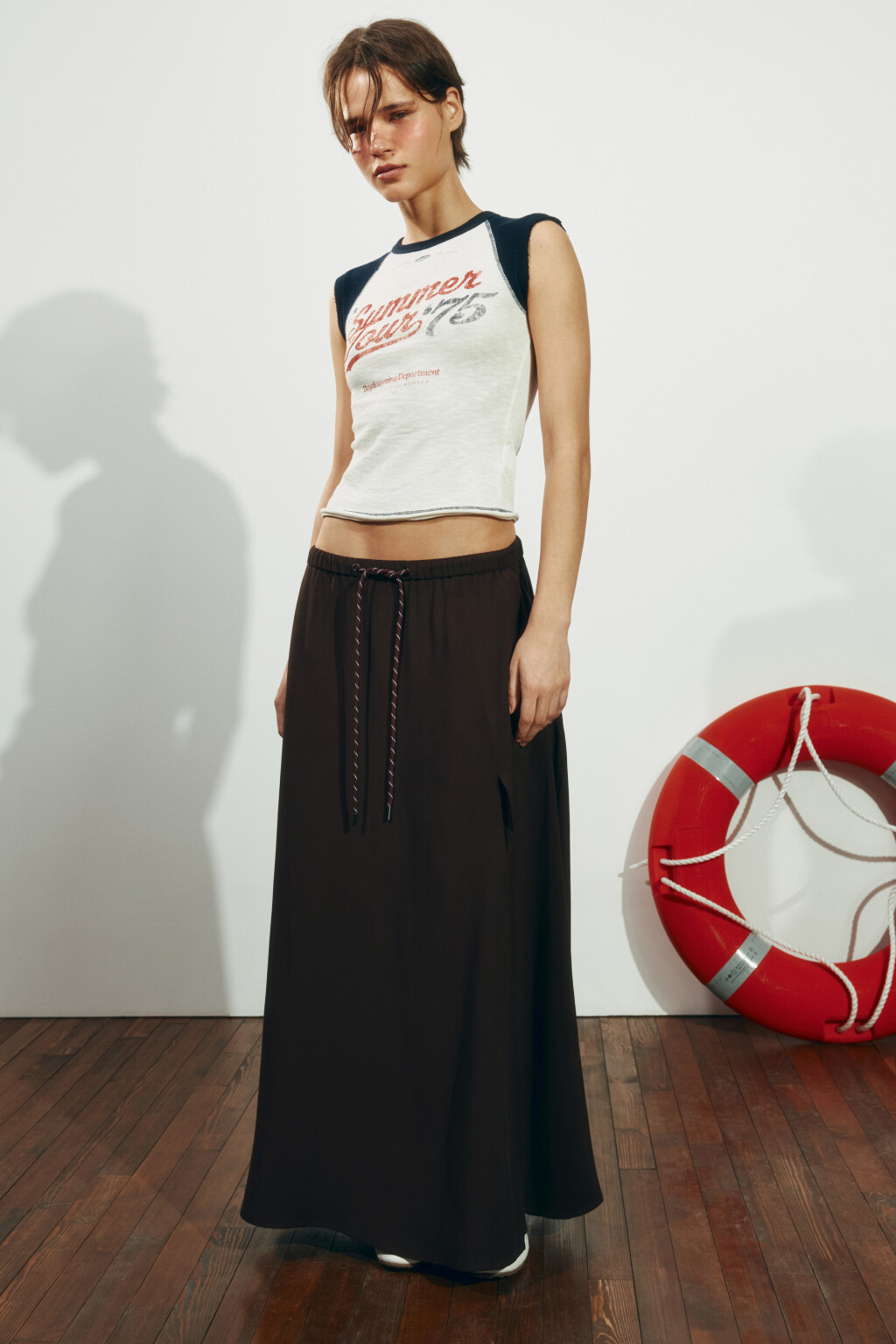 Юбка-трапеция макси  с разрезом на завязках - цвет коричневый - 1