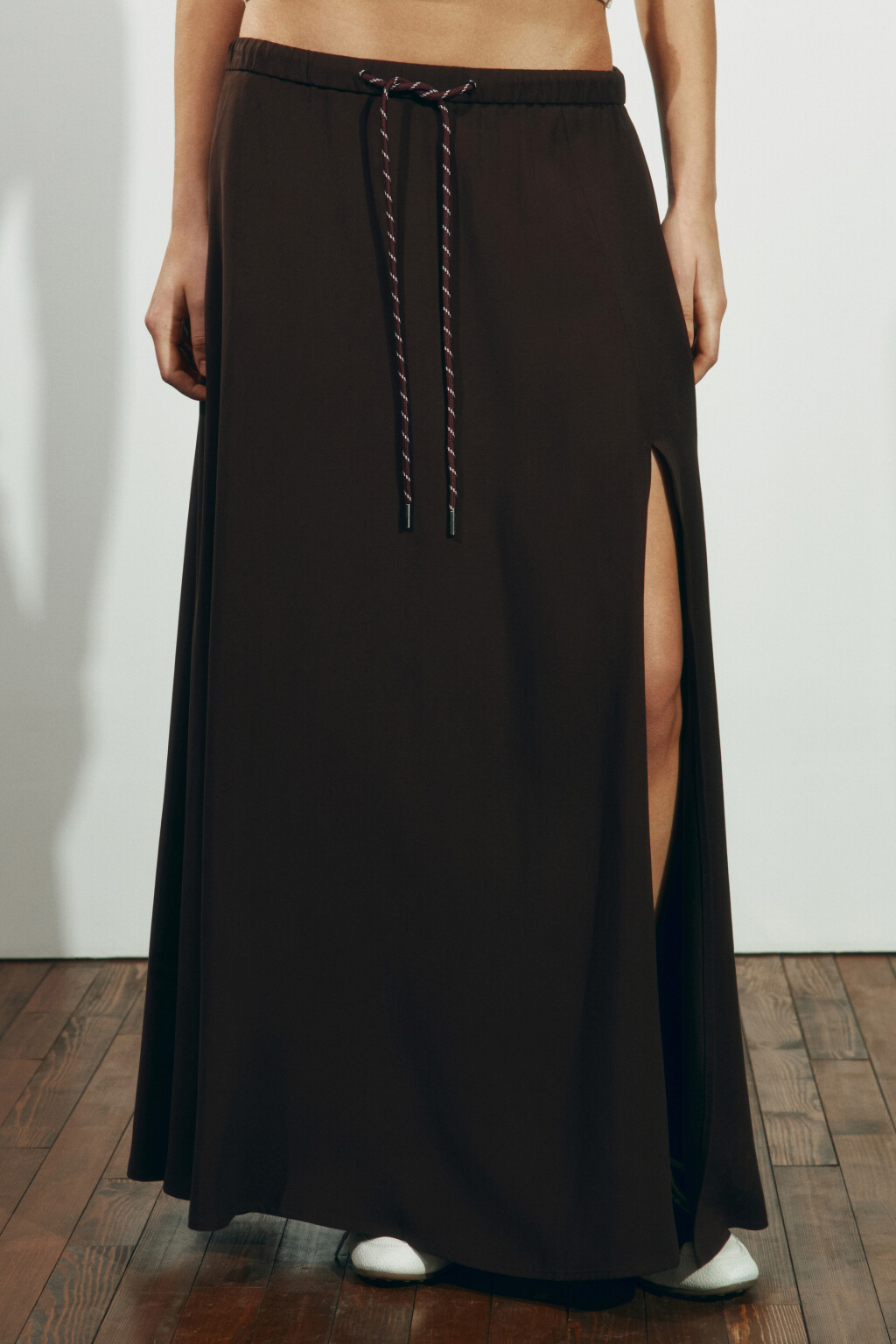 Юбка-трапеция макси  с разрезом на завязках - цвет коричневый - 2