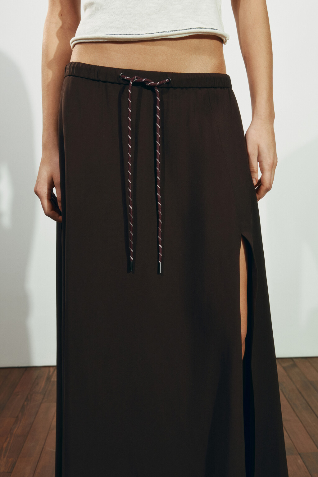 Юбка-трапеция макси  с разрезом на завязках - цвет коричневый - 5