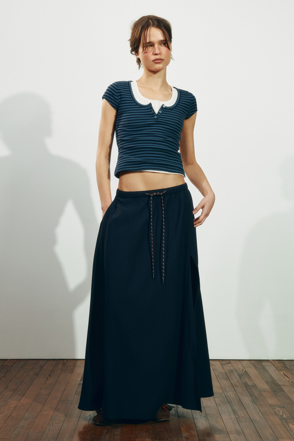 Юбка-трапеция макси  с разрезом на завязках - цвет синий - 4