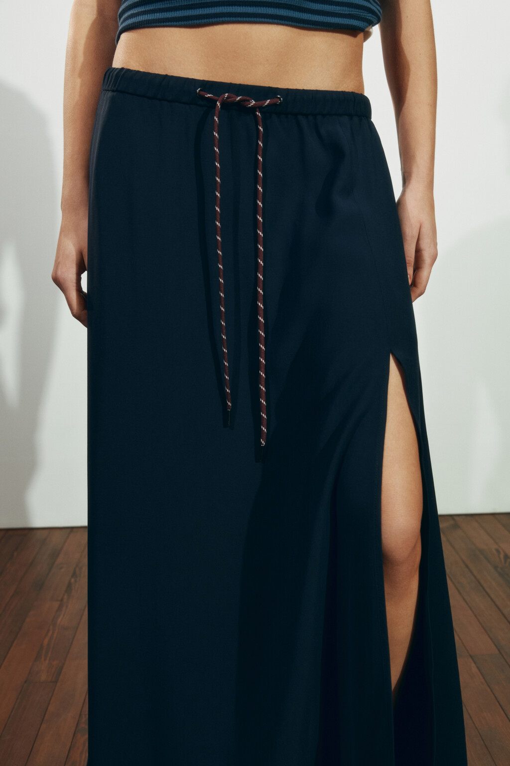 Юбка-трапеция макси  с разрезом на завязках - цвет синий - 5