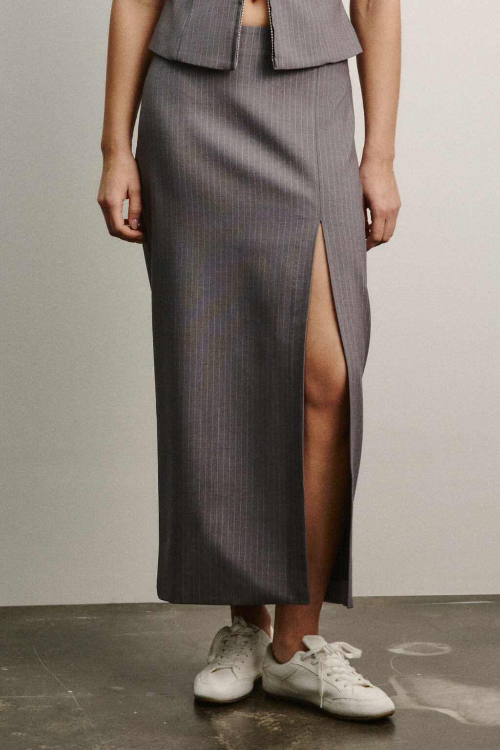 Юбка прямая миди в полоску - цвет серый - 2