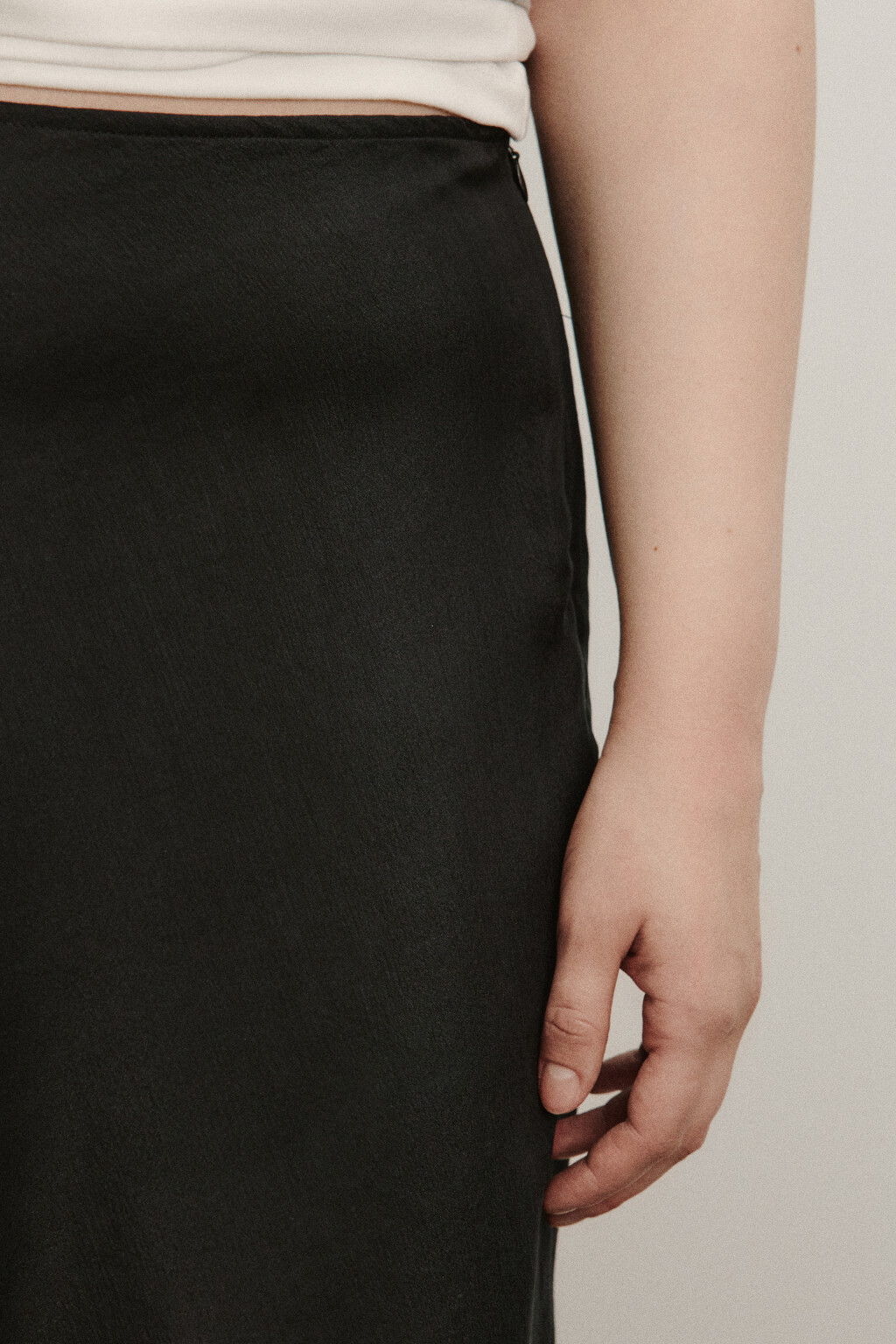 Юбка миди асимметричная со средней посадкой - цвет черный - 5
