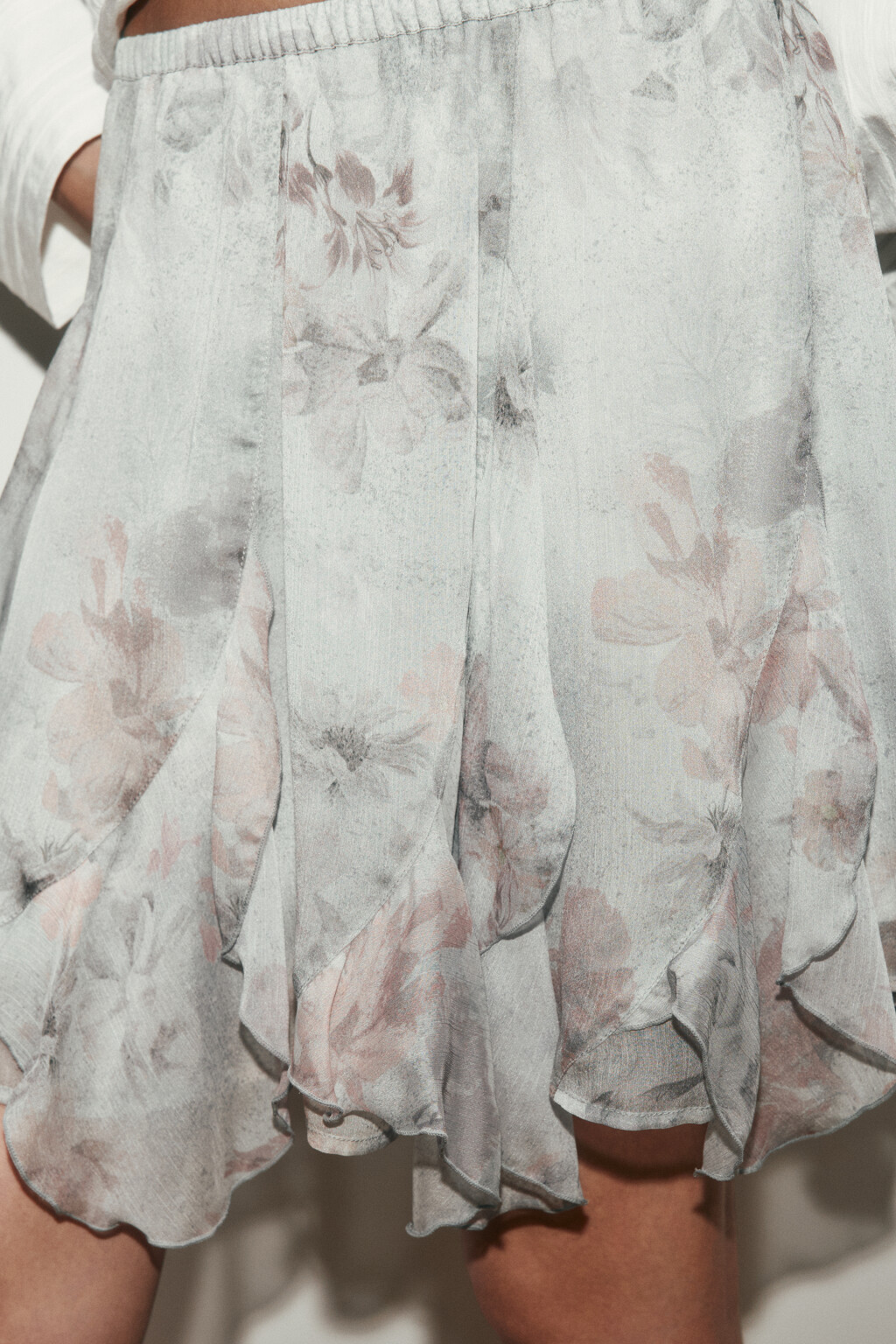 Юбка мини на резинке с воланами - цвет серый - 5