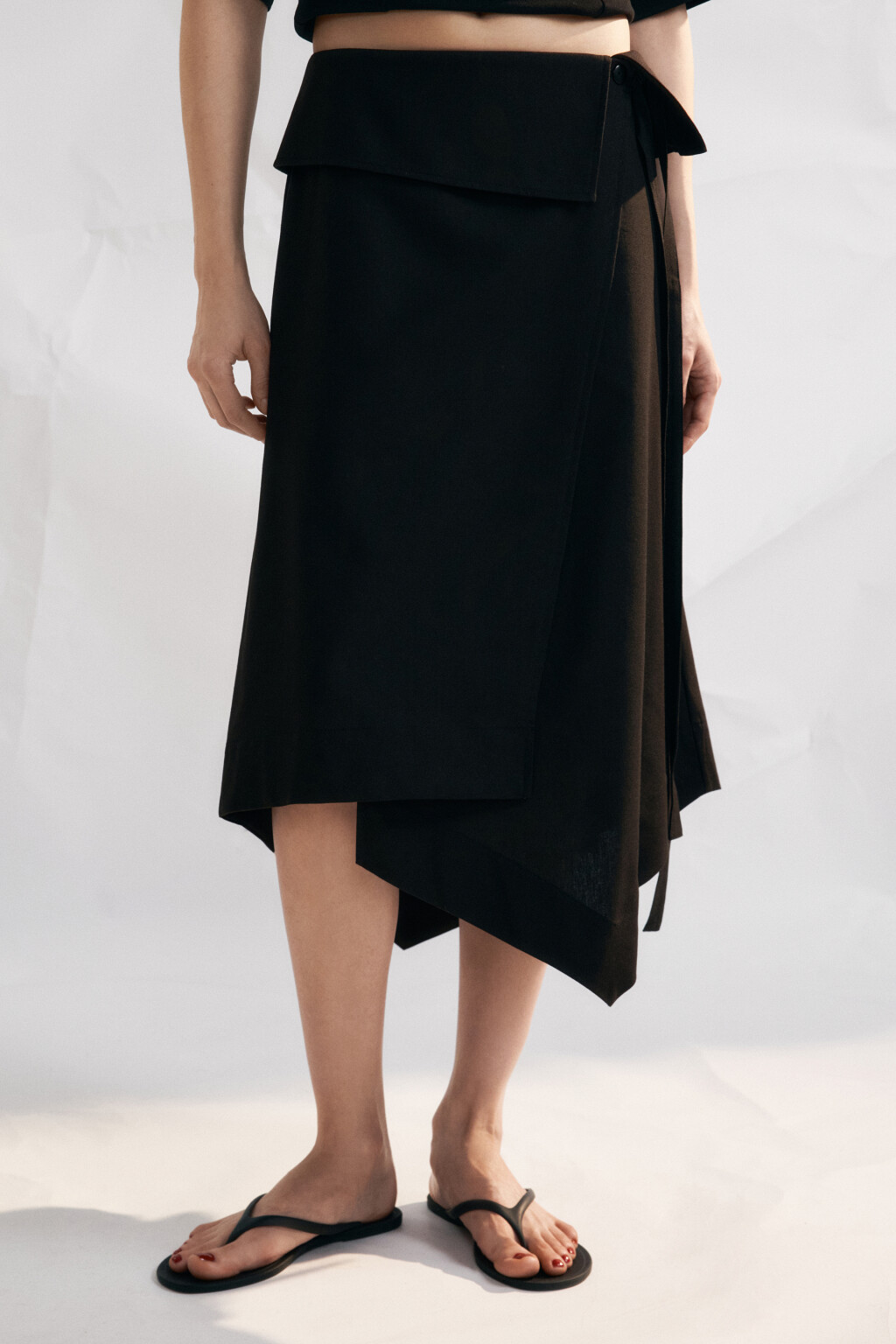 Юбка миди асимметричная с баской на запах со льном - цвет черный - 2