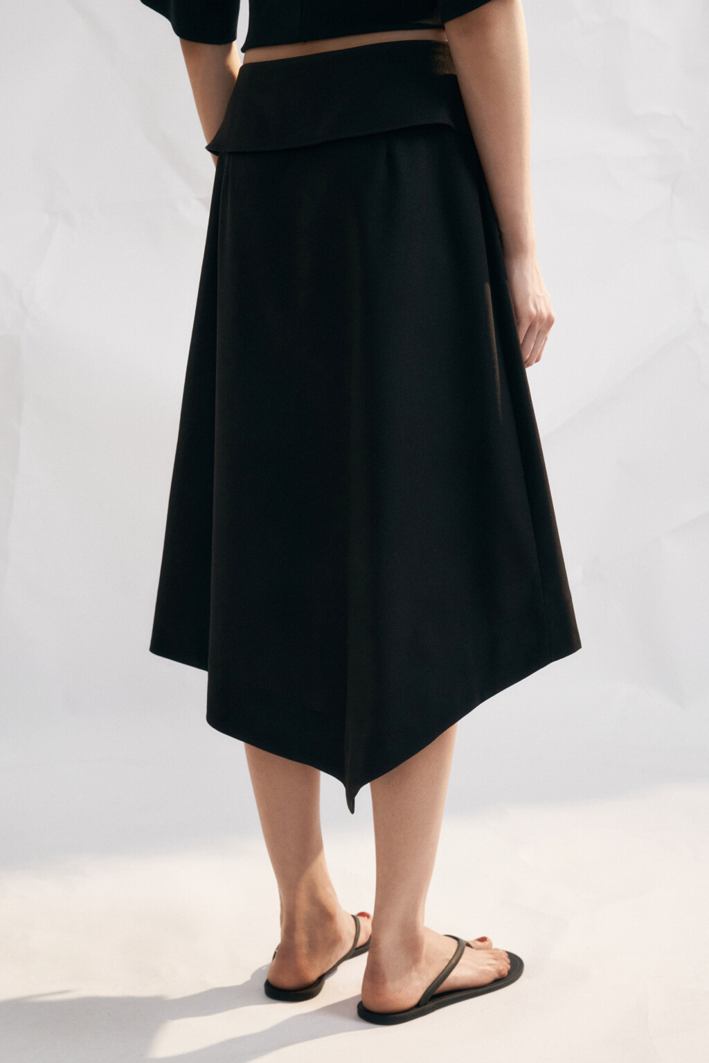 Юбка миди асимметричная с баской на запах со льном - цвет черный - 3