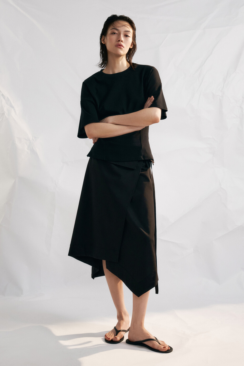 Юбка миди асимметричная с баской на запах со льном - цвет черный - 4