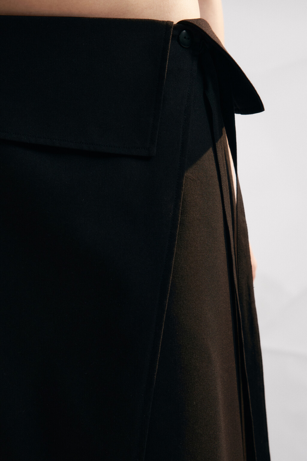 Юбка миди асимметричная с баской на запах со льном - цвет черный - 5