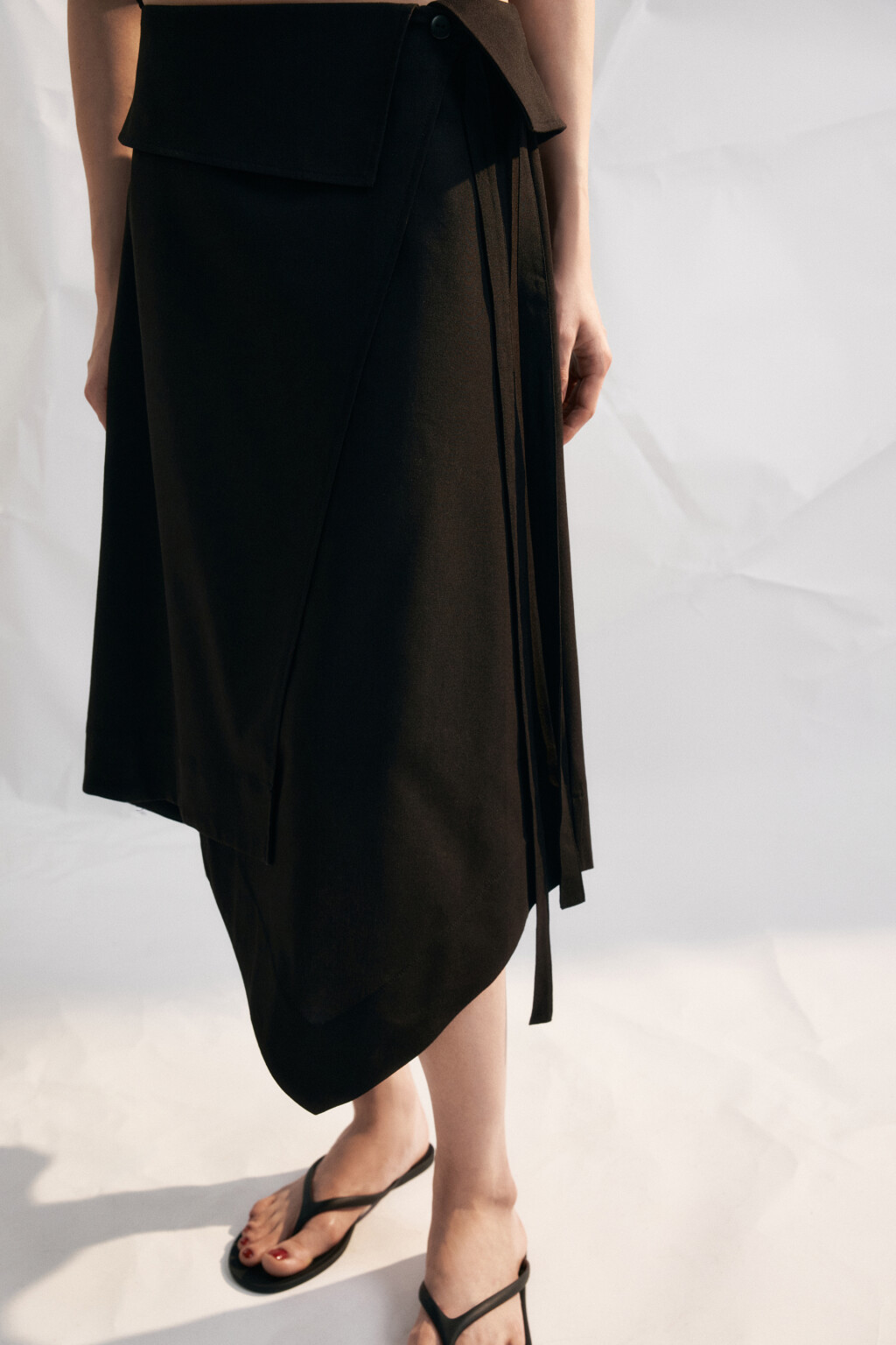 Юбка миди асимметричная с баской на запах со льном - цвет черный - 6