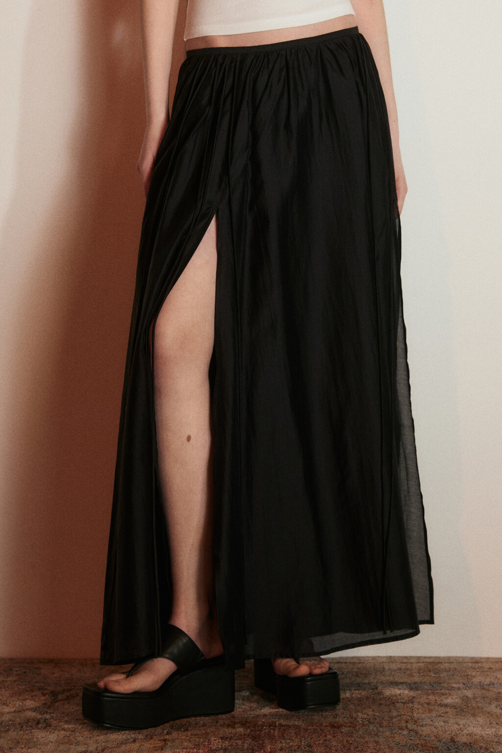 Юбка-трапеция миди из тенсела с разрезами - цвет черный - 2