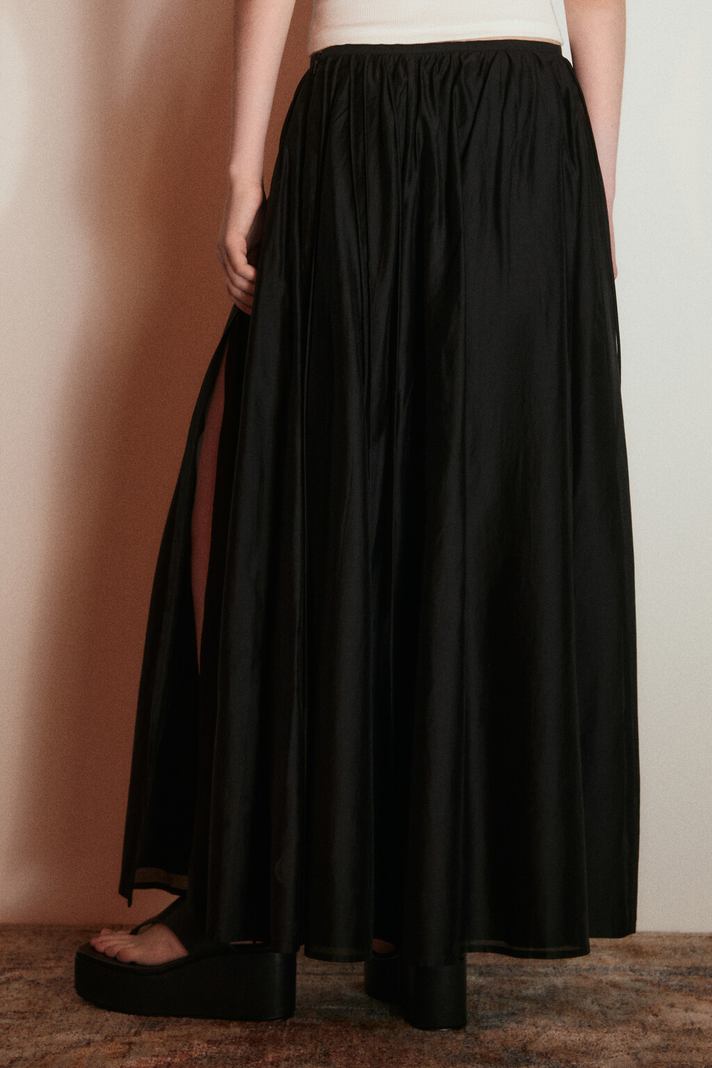 Юбка-трапеция миди из тенсела с разрезами - цвет черный - 3