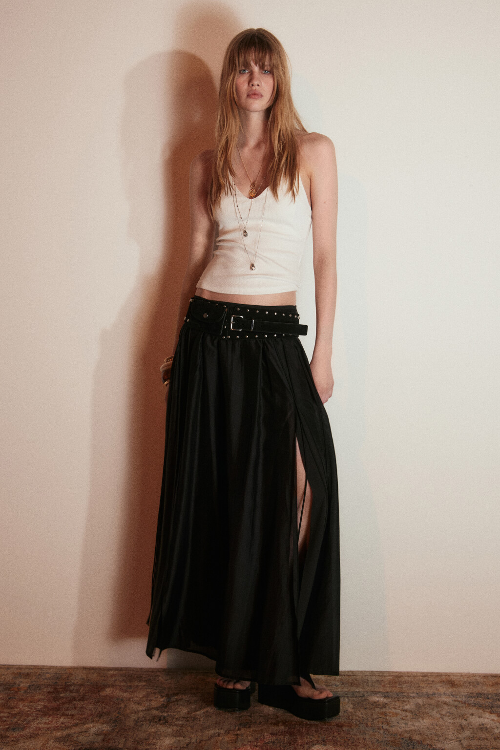 Юбка-трапеция миди из тенсела с разрезами - цвет черный - 4