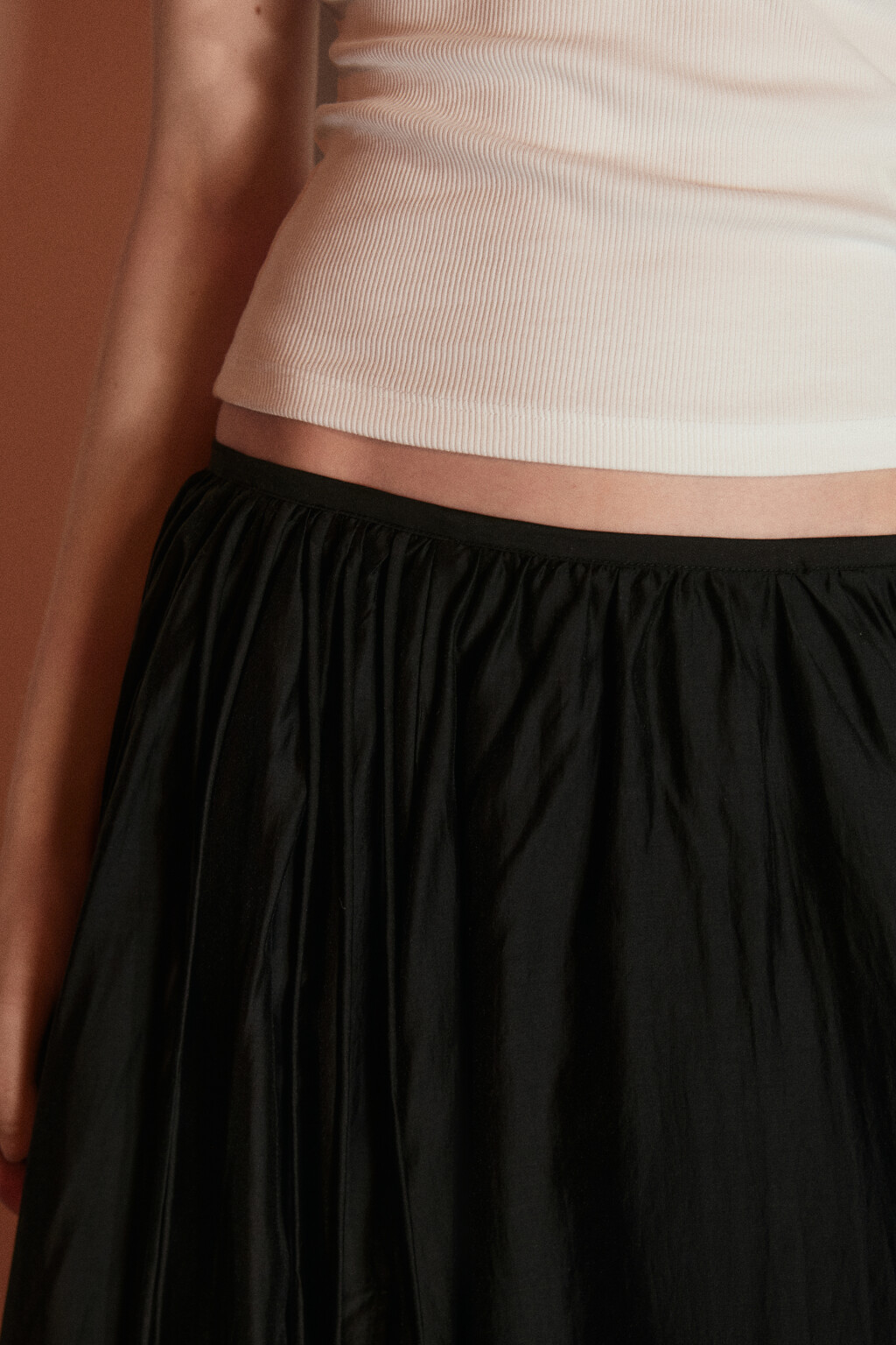 Юбка-трапеция миди из тенсела с разрезами - цвет черный - 5