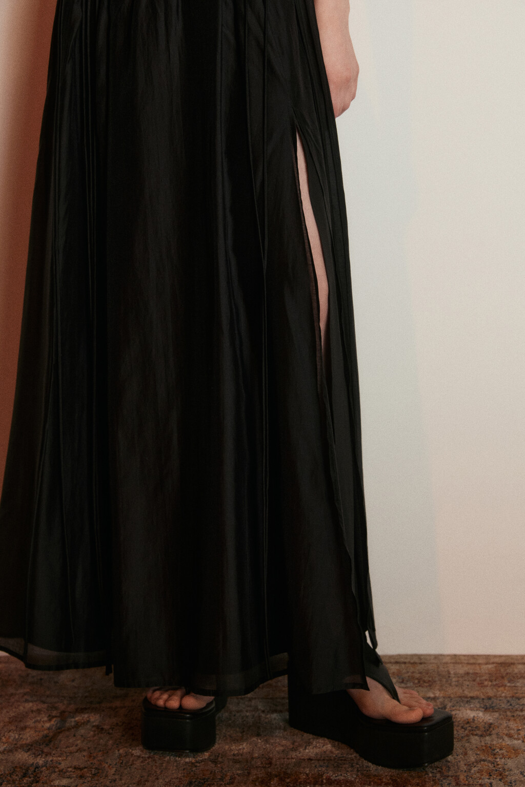 Юбка-трапеция миди из тенсела с разрезами - цвет черный - 6