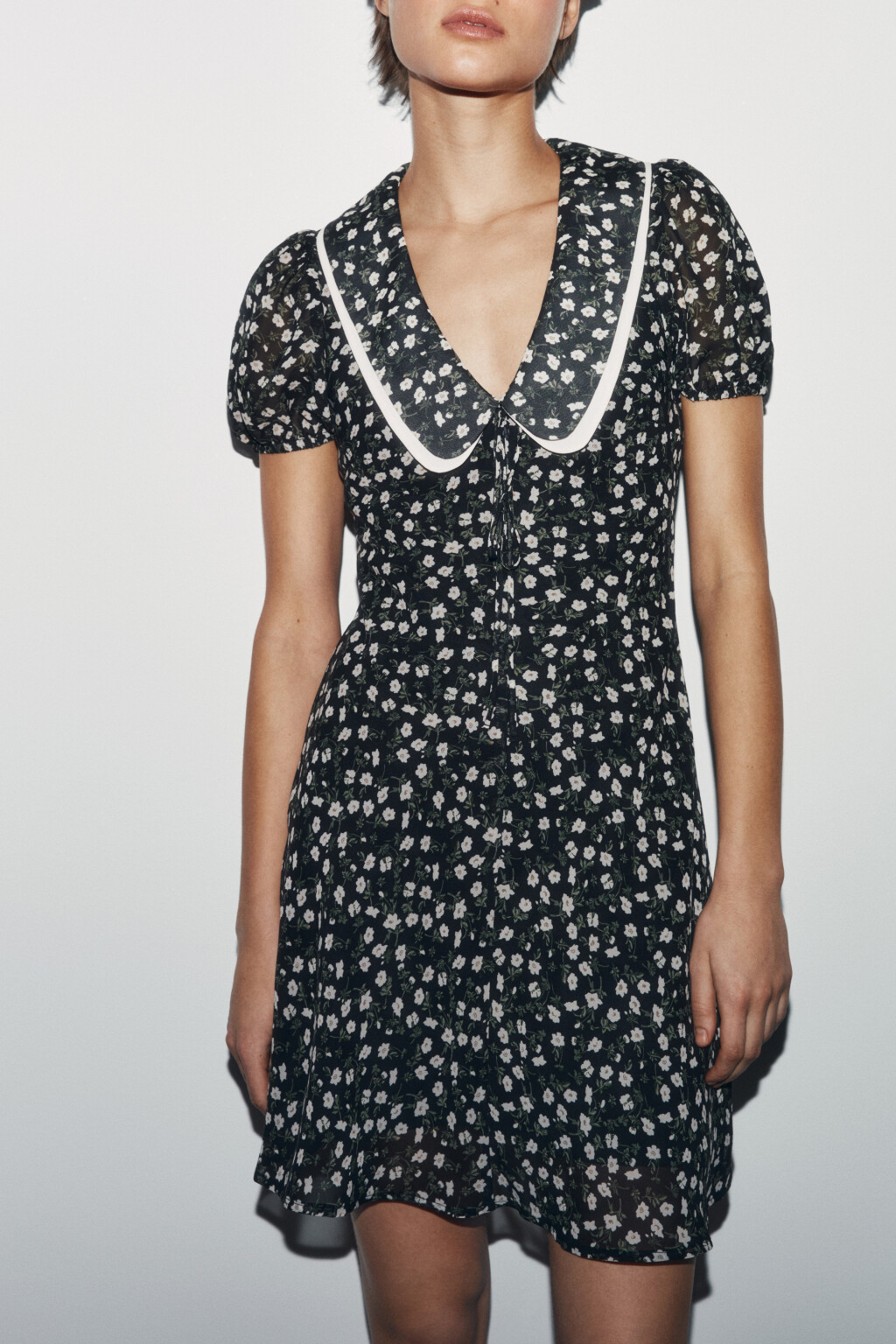 Платье baby-doll мини с воротником и принтом - цвет черный - 1