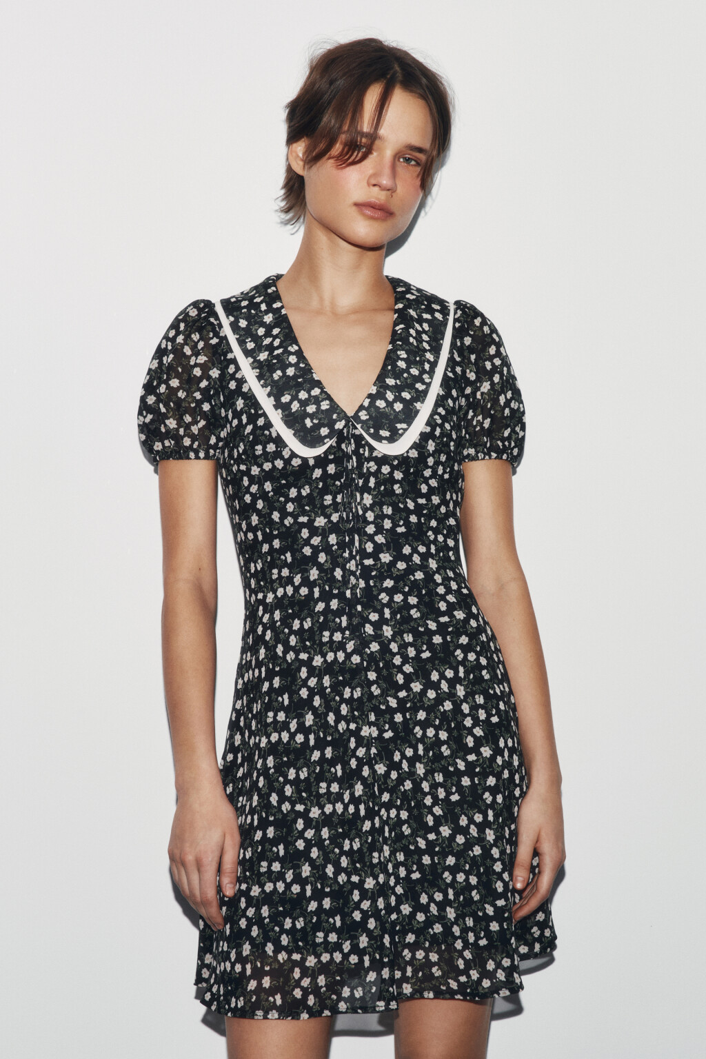 Платье baby-doll мини с воротником и принтом - цвет черный - 2
