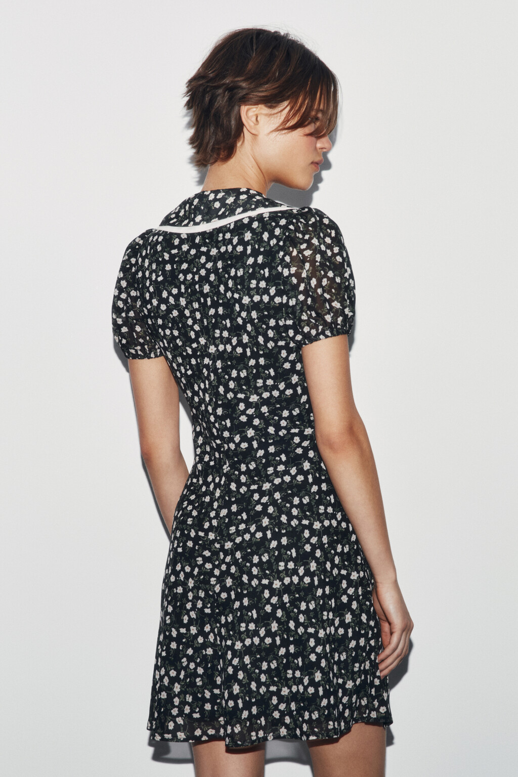 Платье baby-doll мини с воротником и принтом - цвет черный - 3
