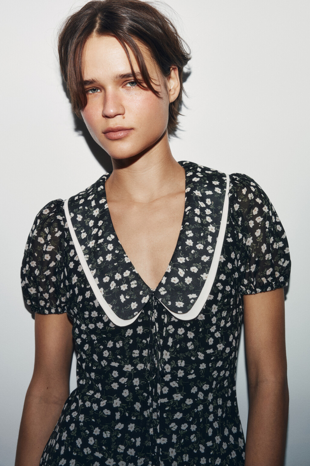 Платье baby-doll мини с воротником и принтом - цвет черный - 5