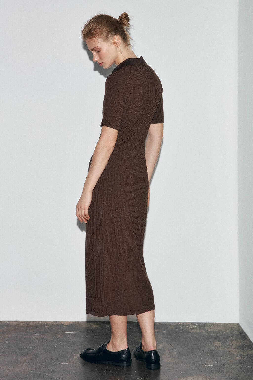 Платье-поло миди в рубчик - цвет коричневый - 4