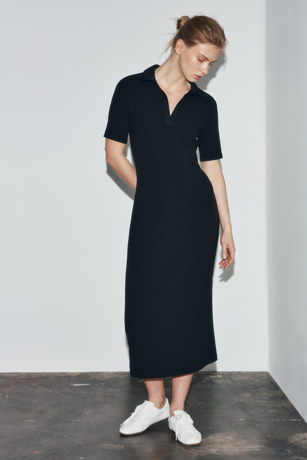 Платье-поло миди в рубчик - цвет черный - 4