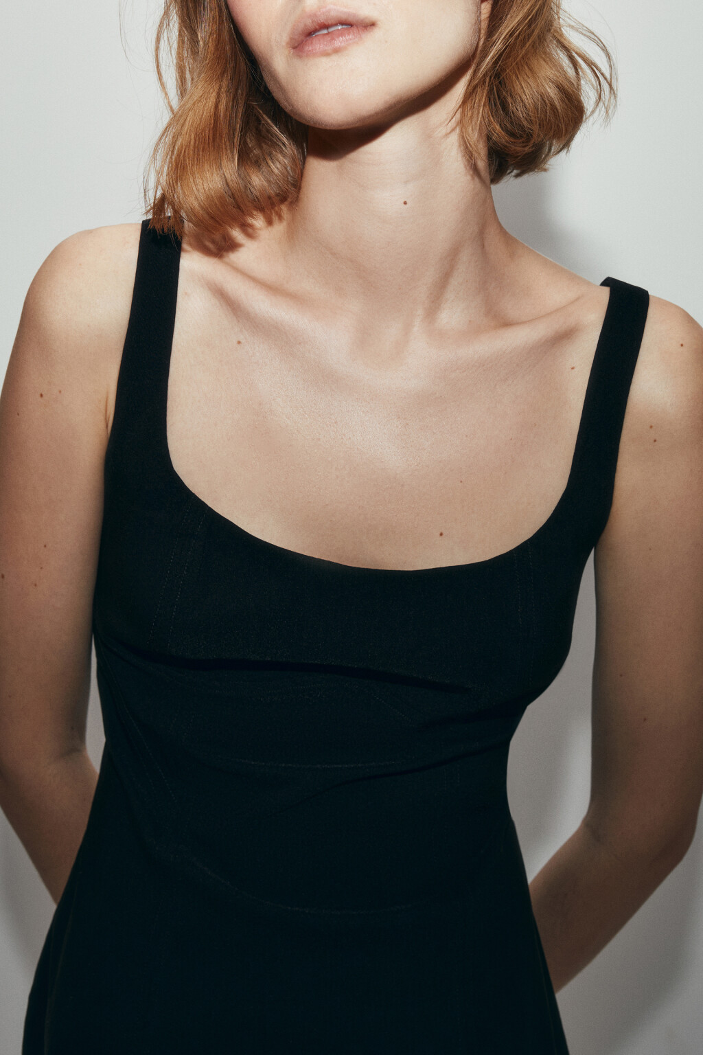 Платье-футляр миди на бретелях - цвет черный - 4