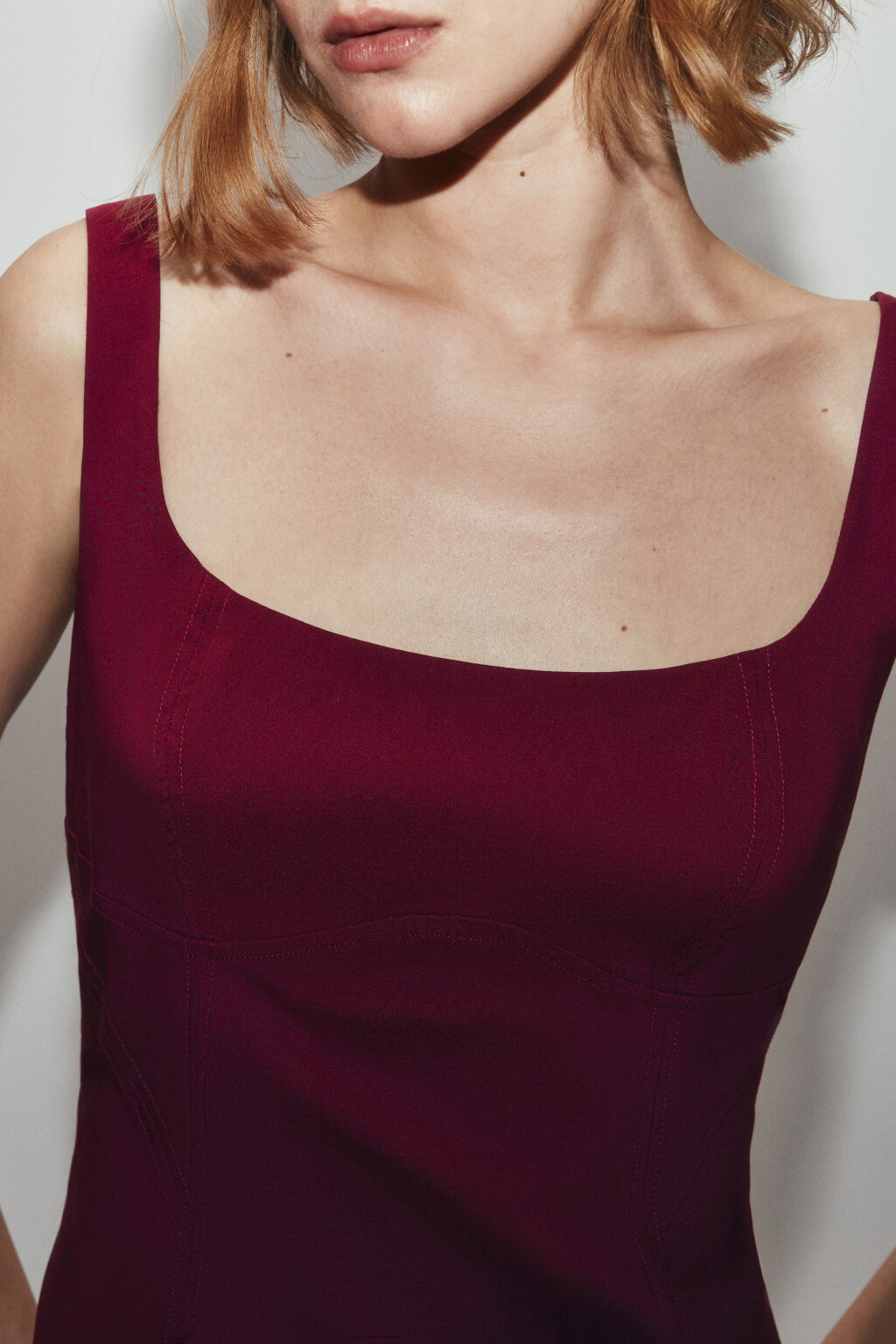 Платье-футляр миди на бретелях - цвет красный - 5