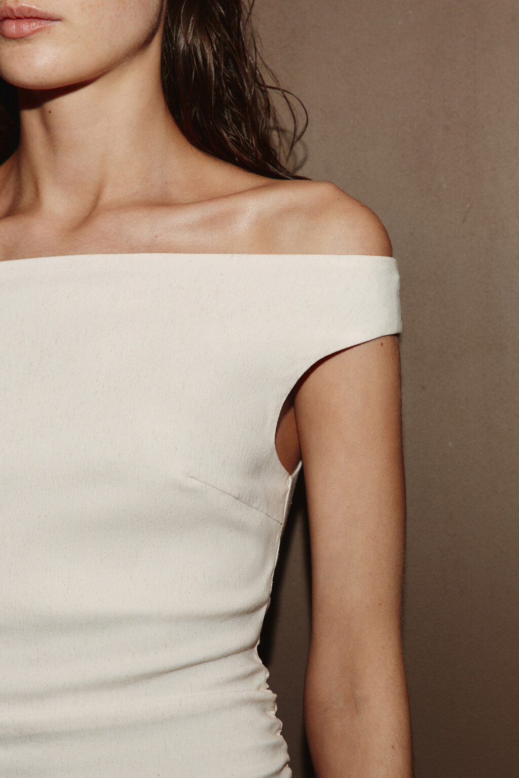 Платье-футляр мини вискозное с открытыми плечами - цвет молочный - 6