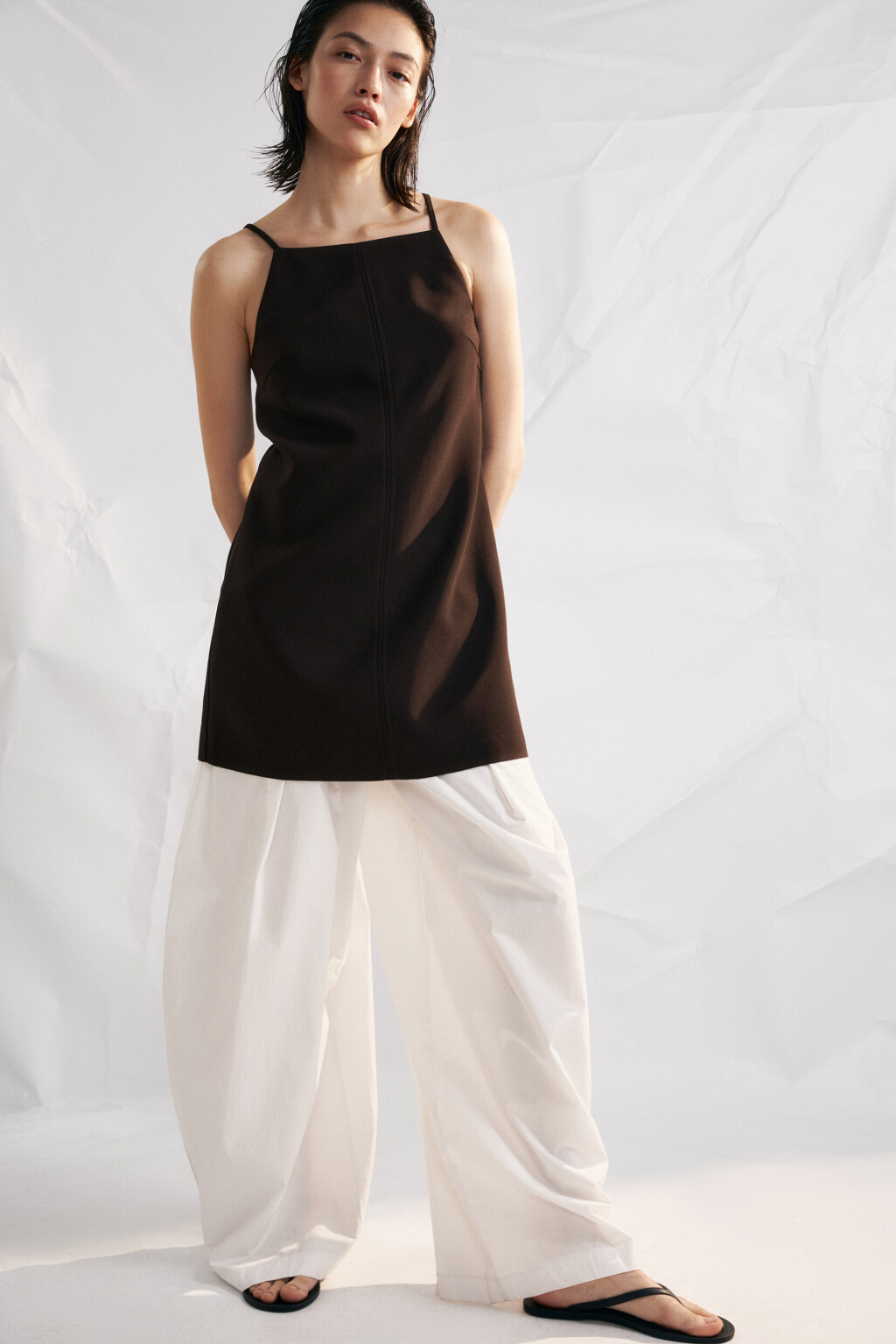 Платье-сарафан мини на тонких бретелях - цвет коричневый - 1