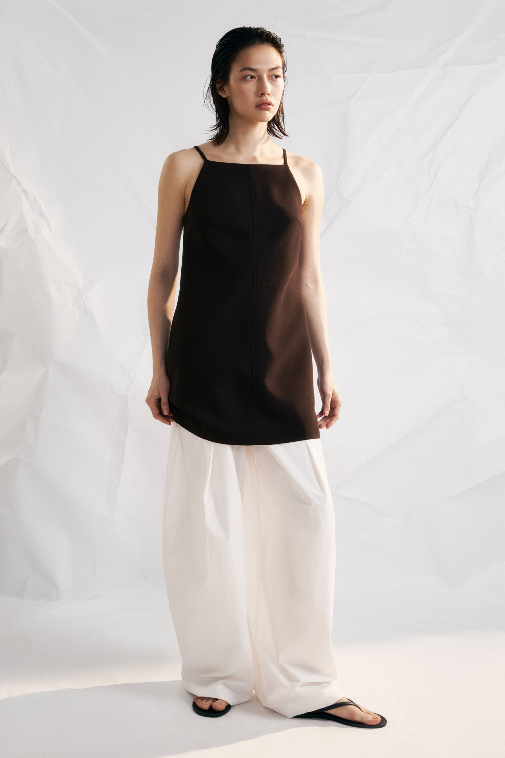 Платье-сарафан мини на тонких бретелях - цвет коричневый - 4