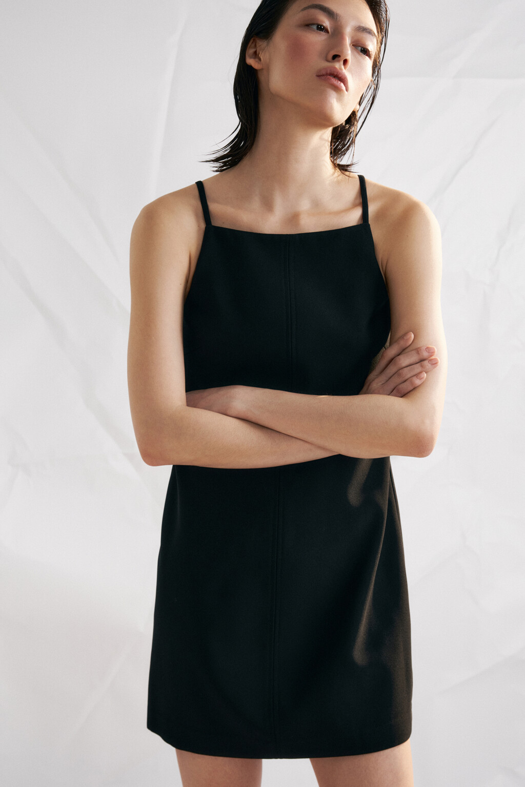 Платье-сарафан мини на тонких бретелях - цвет черный - 1
