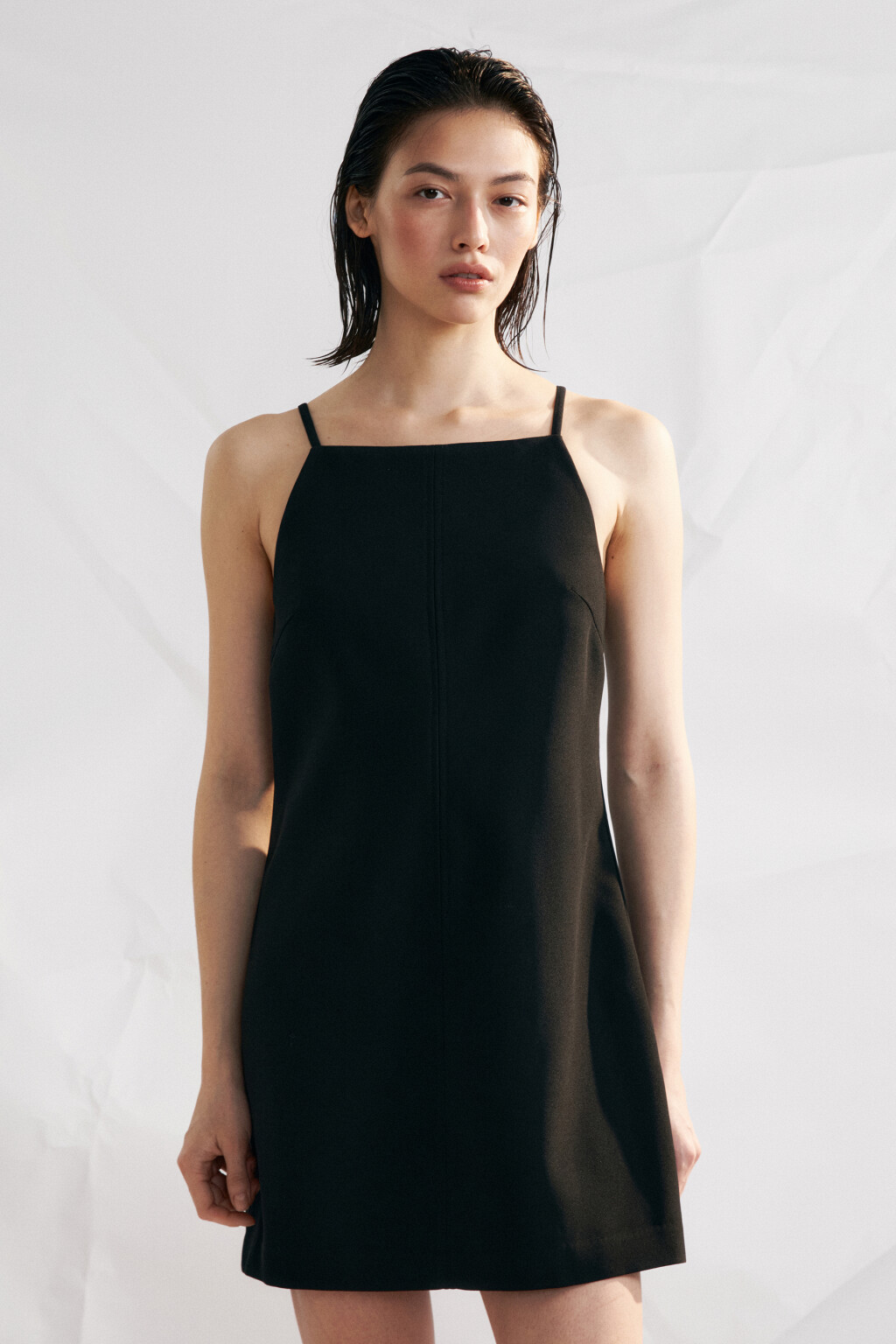 Платье-сарафан мини на тонких бретелях - цвет черный - 2