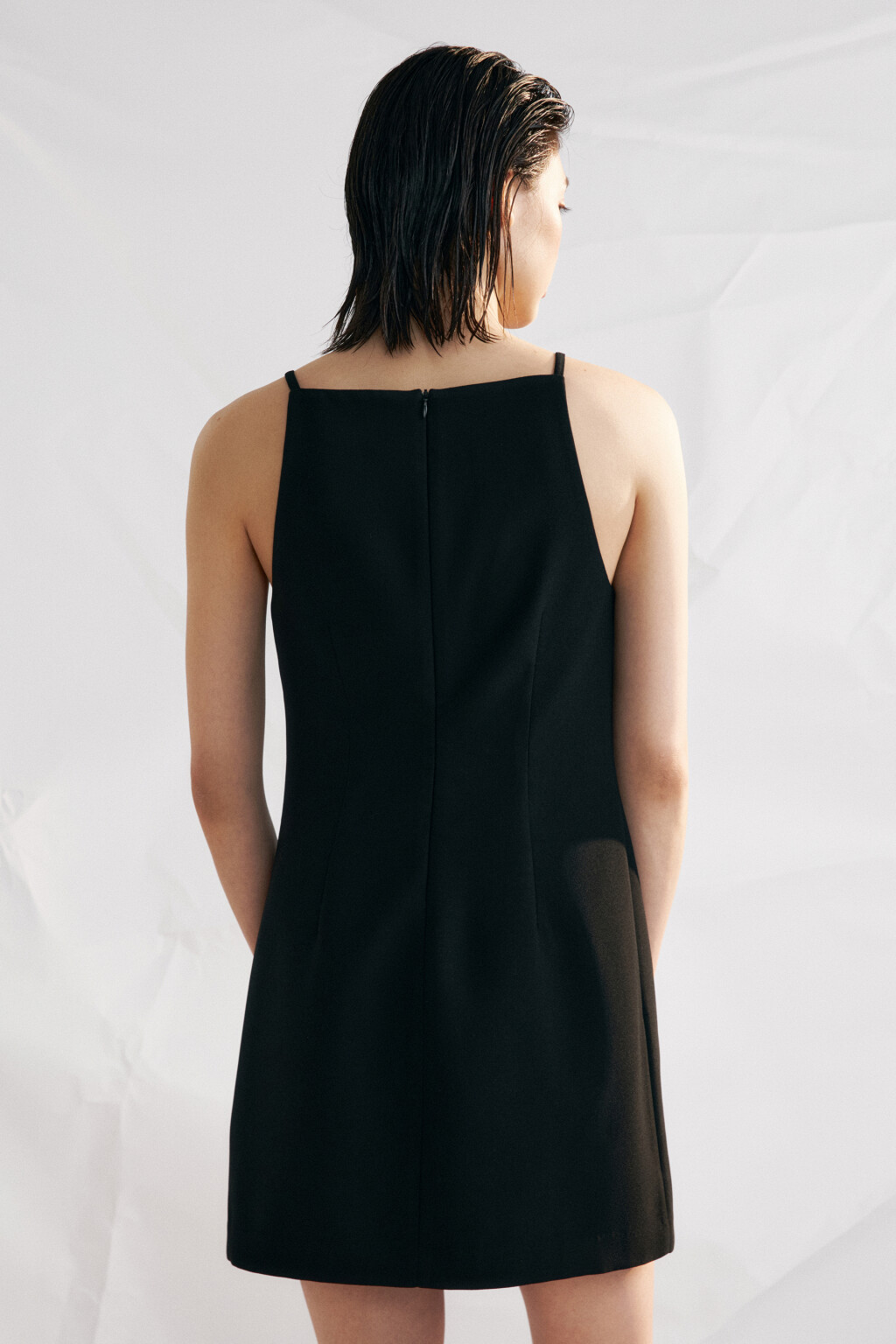 Платье-сарафан мини на тонких бретелях - цвет черный - 3
