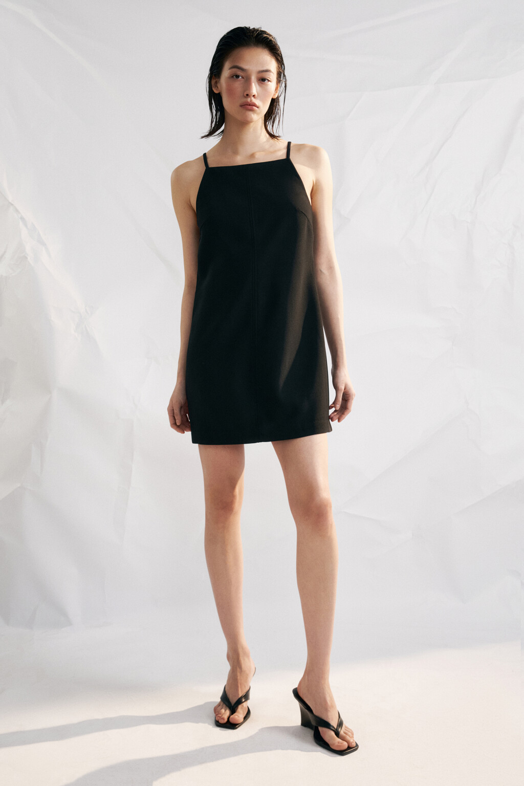Платье-сарафан мини на тонких бретелях - цвет черный - 4