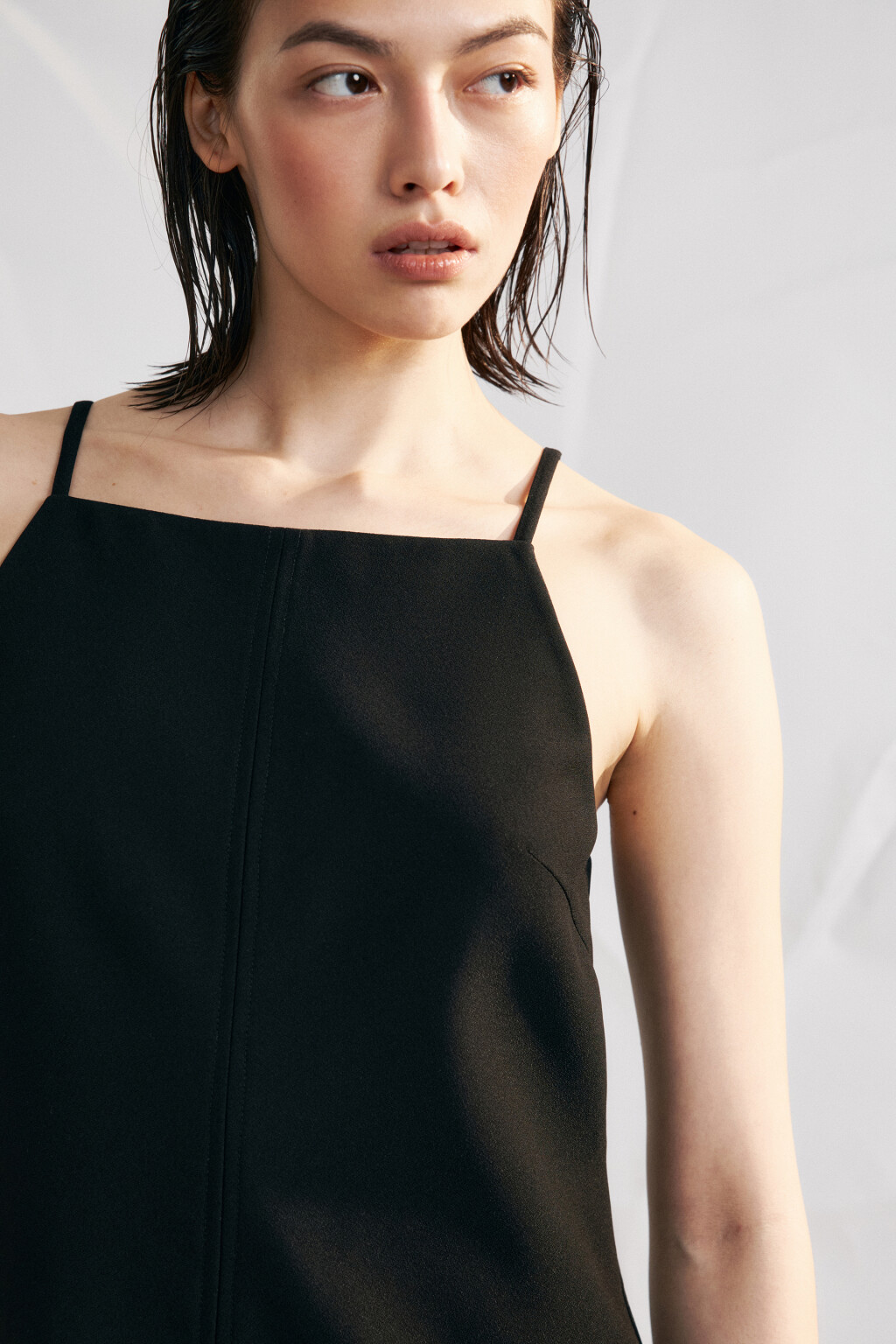 Платье-сарафан мини на тонких бретелях - цвет черный - 5