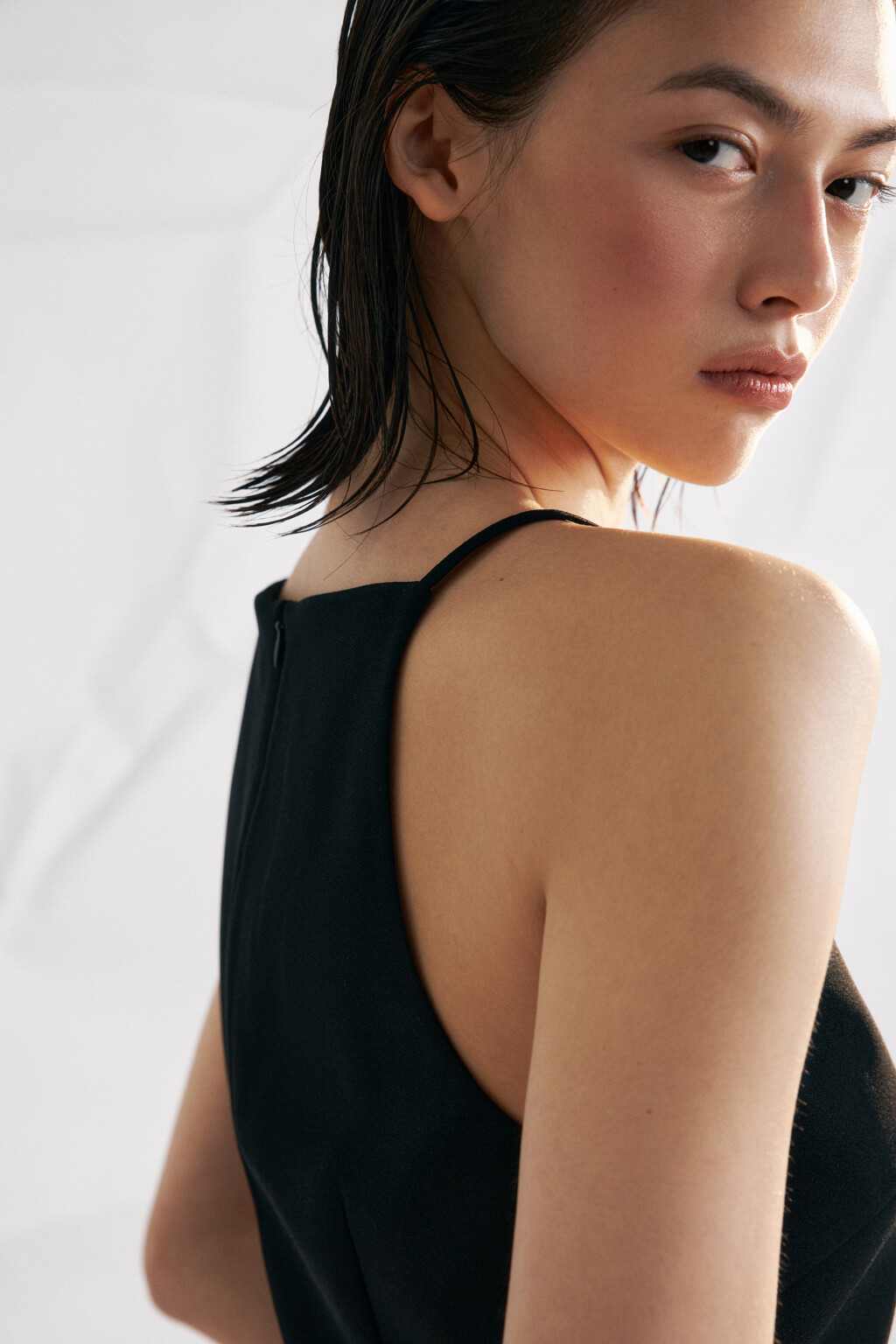 Платье-сарафан мини на тонких бретелях - цвет черный - 6